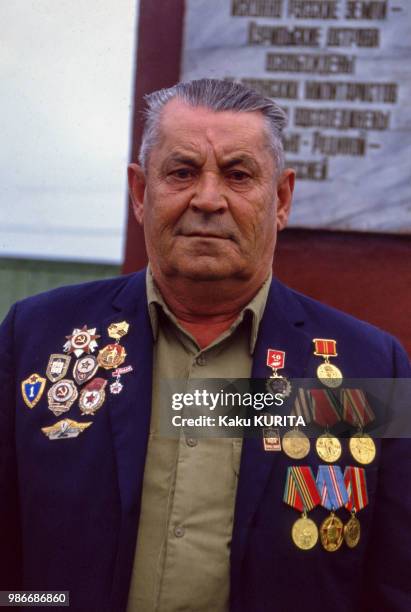 Portrait d'un ancien soldat russe avec ses médailles à Ioujno-Sakhalinsk sur l'Île de Sakhaline en septembre 1989, Russie.