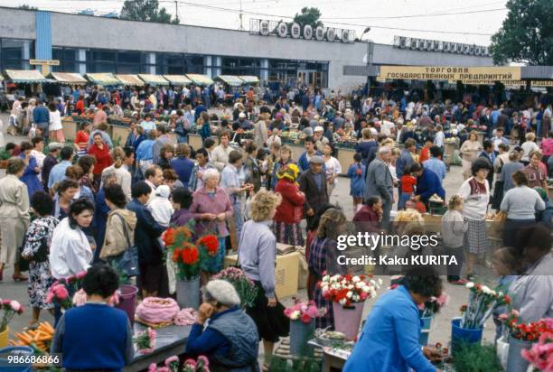 Marché de Ioujno-Sakhalinsk sur l'Île de Sakhaline en septembre 1989, Russie.