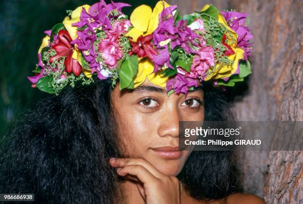 Portrait d'une tahitienne portant une couronne de fleurs à Papeete en octobre 1989, France.