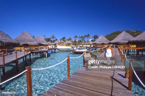 Bungalows sur pilotis d'un complexe de luxe sur l'île de Bora-Bora en octobre 1989, France.