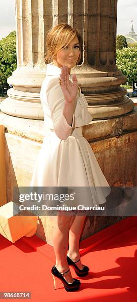 Actrice Jennifer Lopez poses during the photocall for the film "Plan B" at the Hotel de Crillon on April 26, 2010 in Paris, France.