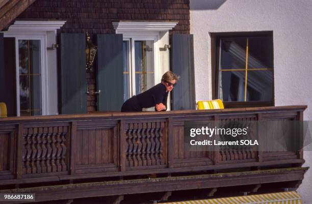 La princesse Diana au balcon de son hôtel le 29 mars 1993 à Lech en Autriche.