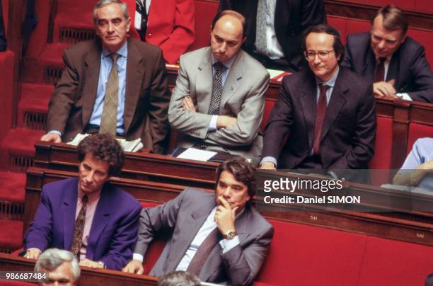 Les ministres Laurent Fabius, Roger-Gérard Schwartzenberg, Jack Lang et Bernard Tapie sur les bancs de l'Assemblée Nationale le 27 avril 1993 à...
