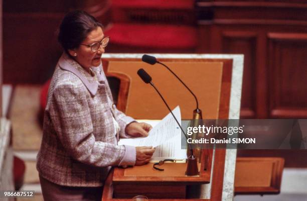 Simone Veil au perchoir lors d'une séance à l'Assemblée Nationale le 27 avril 1993 à Paris, France.