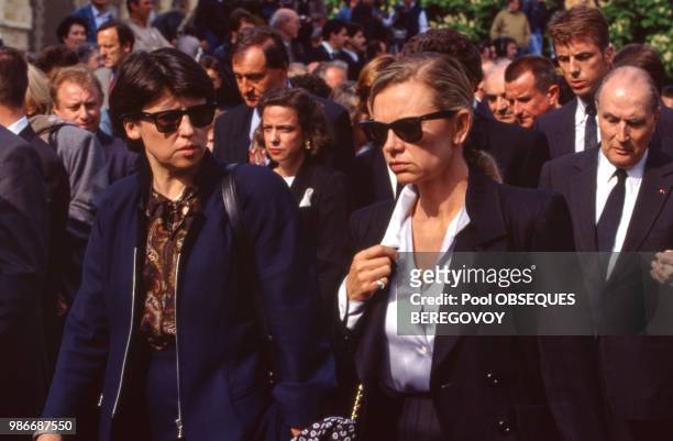 Martine Aubry et Elisabeth Guigou devant Frédérique Bredin et François Mitterrand aux obsèques de Pierre Bérégovoy le 4 mai 1993 à Nevers, France.