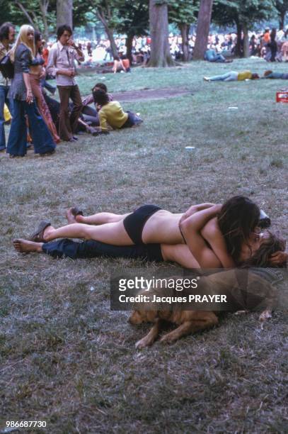 Hippies lors de la fête du Parti socialiste unifié à Meudon en juin 1974, France.