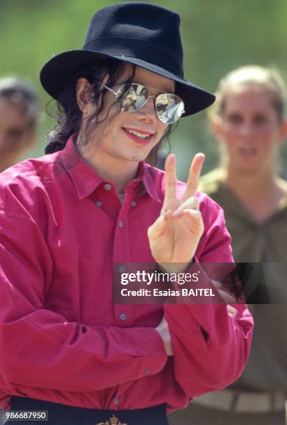 Le chanteur Michael Jackson rend visite aux femmes soldats de Tsahal en septembre 1993, Tel-Aviv, Israël.