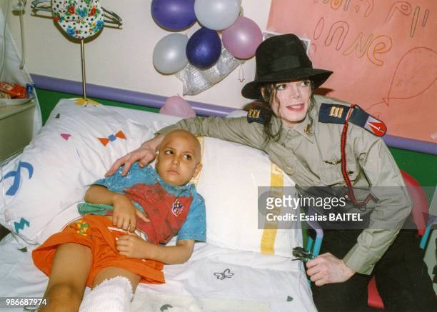 Le chanteur Michael Jackson rend visite à un enfant malade dans un hôpital de Tel-Aviv en septembre 1993, Israël.