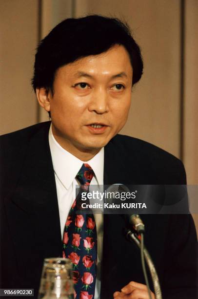 Yukio Hatoyama, leader du Parti démocrate du Japon , lors d'un conférence de presse à Tokyo en octobre 1996, Japon.
