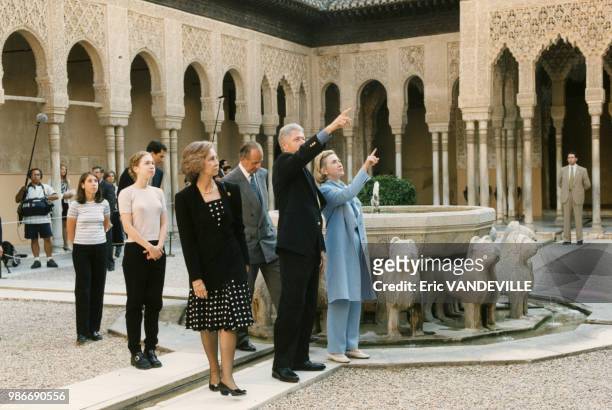 Bill et Hillary Clinton et leur fille visitent le palais arabe de l'Alhambra de Grenade en compagnie du Roi Juan Carlos et de la Reine Sofia le 10...