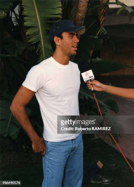 Enrique Iglesias interviewé par un journaliste à Marbella en juin 1997, Espagne.