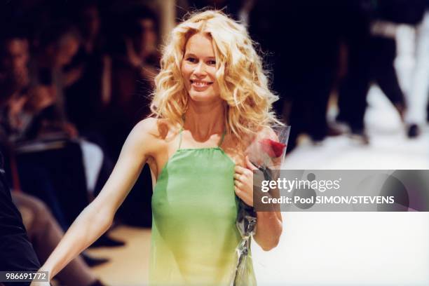 Claudia Schiffer lors du défilé Balmain prêt-à-porter collection Printemps-été 2000, le 3 octobre 1999, à Paris, France.