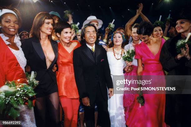 Kenzo fête ses 30 ans de Mode en compagnie de la mannequin Janice Dickinson à Paris le 7 octobre 1999, France.
