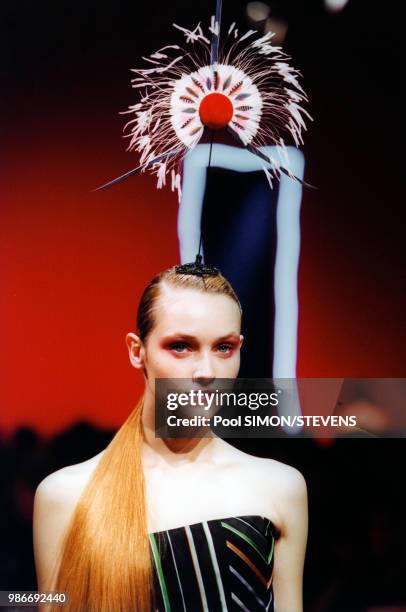 Défilé Christian Lacroix, prêt-à-porter collection Printemps-été 2000, le 8 octobre 1999, à Paris, France.