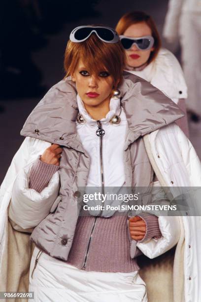 Défilé Chanel prêt-à-porter collection Automne-Hiver 2000 en octobre 1999, à Paris, France.