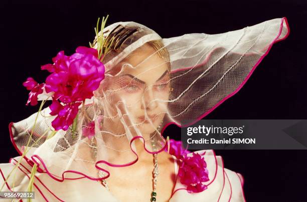 Défilé Christian Dior, Haute Couture, collection Automne-hiver 2000/2001 à Paris le 9 juillet 2000, France.