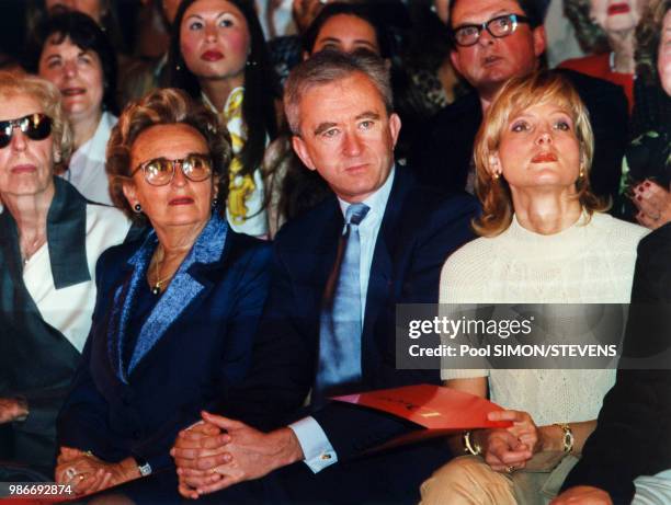 Bernadette Chirac, Bernard Arnault et sa femme lors du défilé Dior à Paris en juillet 2000, France.