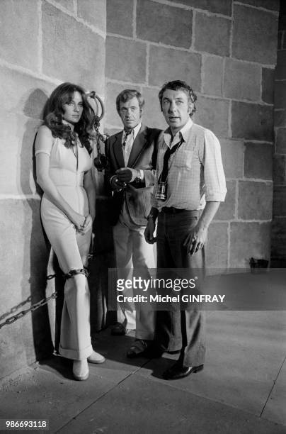 Jacqueline Bisset, Jean-Paul Belmondo et Philippe de Broca lors du tournage du film 'Le magnifique' à Paris en France, en mai 1973.