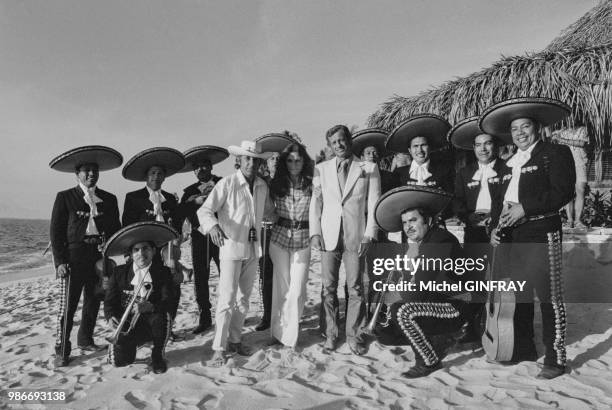 Philippe de Broca, Jacqueline Bisset et Jean-Paul Belmondo lors du tournage du film 'Le Magnifique' au Mexique, en mai 1973.