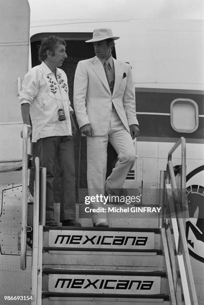 Philippe de Broca et Jean-Paul Belmondo lors du tournage du film 'Le Magnifique' au Mexique, en mai 1973.