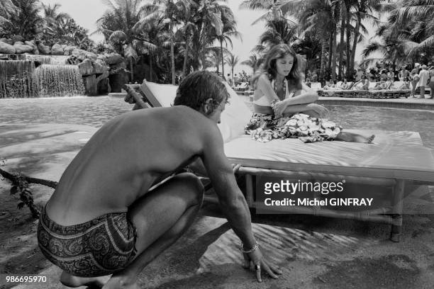 Jean-Paul Belmondo et Jacqueline Bisset lors du tournage du film 'Le Magnifique' réalisé par Philippe de Broca au Mexique, en mai 1973.