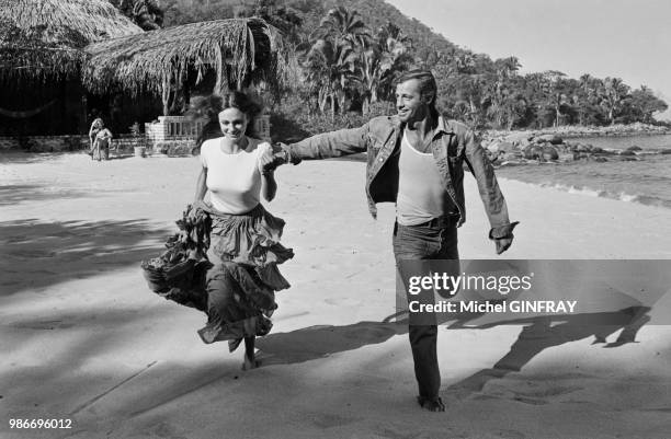 Jacqueline Bisset et Jean-Paul Belmondo lors du tournage du film 'Le Magnifique' réalisé par Philippe de Broca au Mexique, en mai 1973.