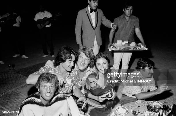 Jean-Paul Belmondo et Jacqueline Bisset lors d'une soirée sur le tournage du film 'Le Magnifique' réalisé par Philippe de Broca au Mexique, en mai...