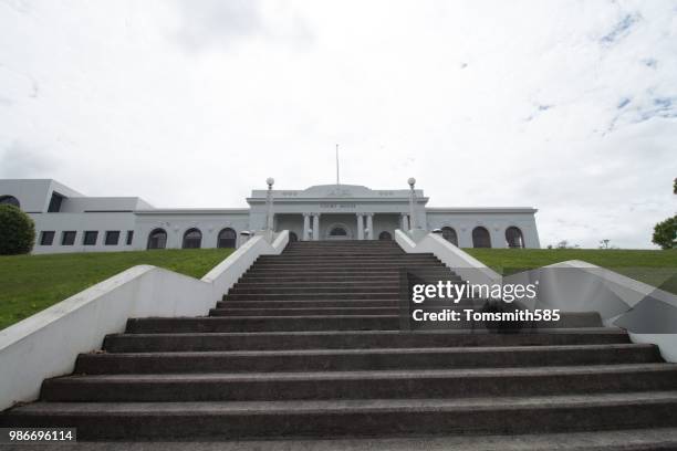 hamilton gerichtsgebäude und bedecktem himmel - hamilton neuseeland stock-fotos und bilder