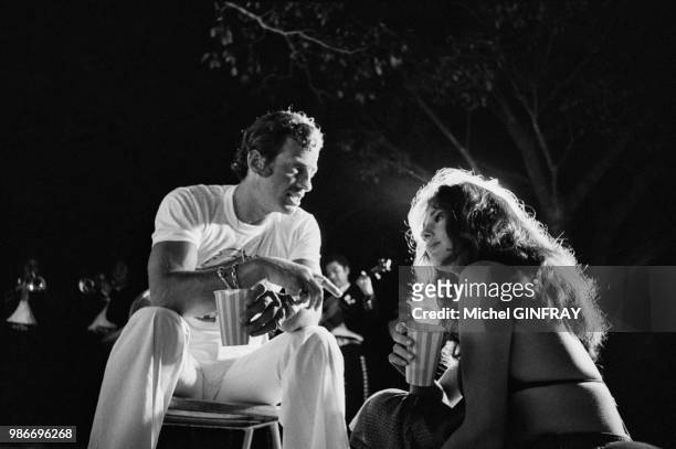 Jean-Paul Belmondo et Jacqueline Bisset lors du tournage du film 'Le magnifique' réalisé par Philippe de Broca au Mexique, en juillet 1973.