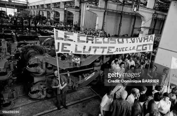 Manifestation des ouvriers de Creusot-Loire dans leur usine, suite à la mise en règlement judiciaire de cette usine sidérurgique, au Creusot en...