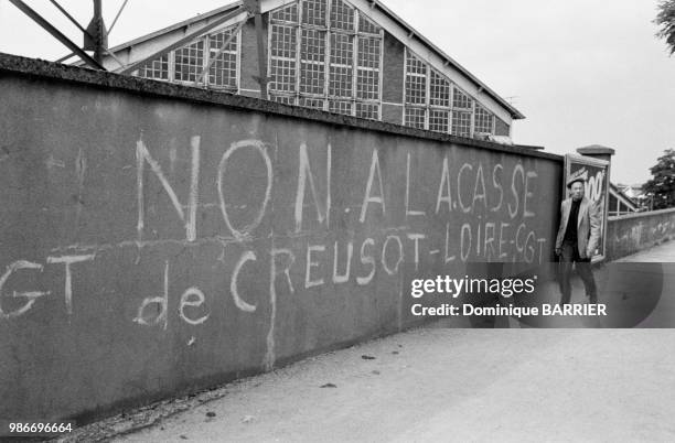 Graffiti 'Non à la casse de Creusot-Loire CGT' sur un mur de l'usine sidérurgique de Creusot-Loire, suite à sa mise en règlement judiciaire et à la...