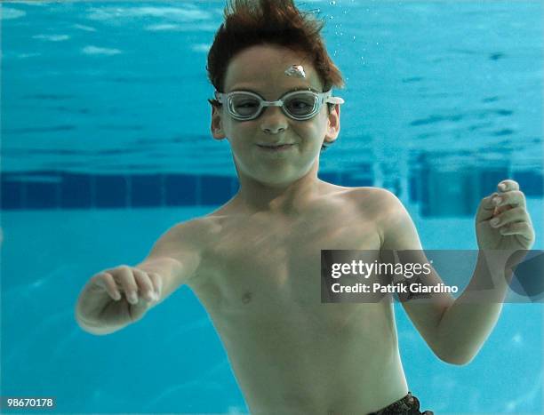 child holding breath in pool - giardino stock pictures, royalty-free photos & images