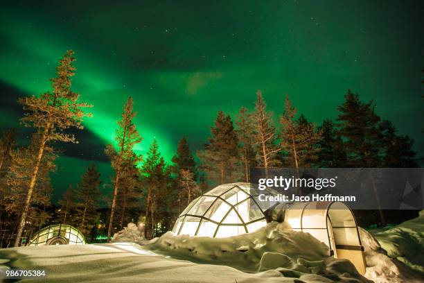 northern lights glass igloo - igloo stock pictures, royalty-free photos & images