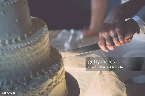 cut the cake - korte imagens e fotografias de stock