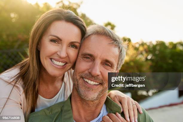 this is what true love looks like - pessoas bonitas imagens e fotografias de stock