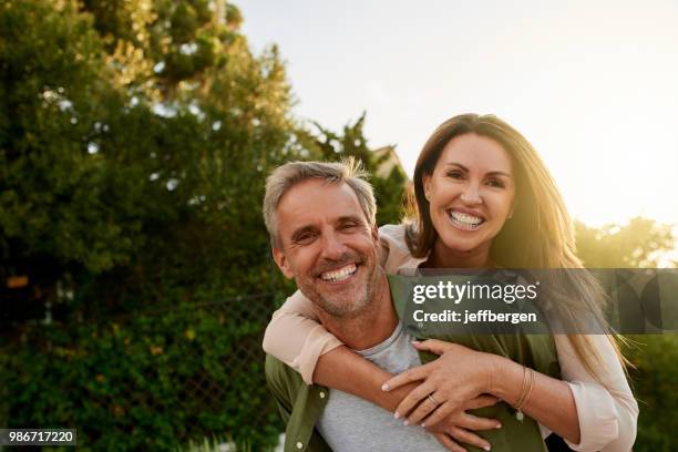 in liebe und des lebens - ehefrau stock-fotos und bilder