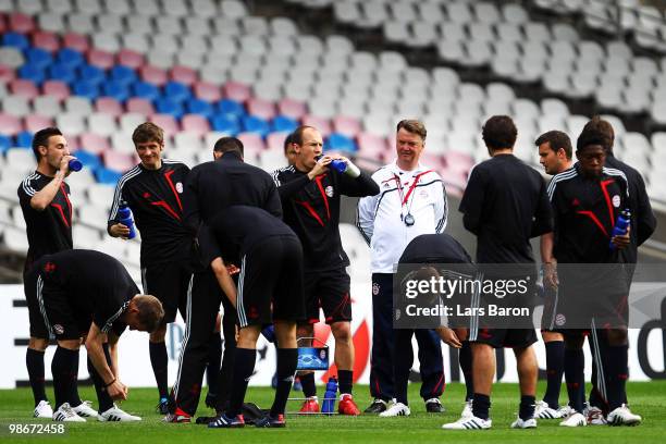 Louis van Gaal of Muenchen is seen with his players during a Bayern Muenchen training session at Stade de Gerland on April 26, 2010 in Lyon, France....