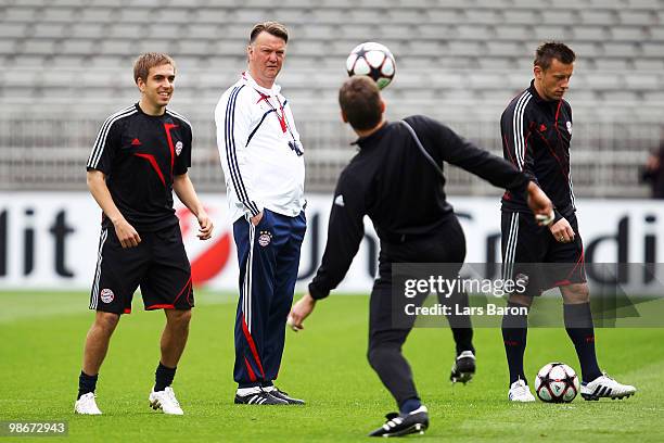 Head coach Louis van Gaal watches the warm up of Philipp Lahm, Hans Joerg Butt and Ivica Olic during a Bayern Muenchen training session at Stade de...