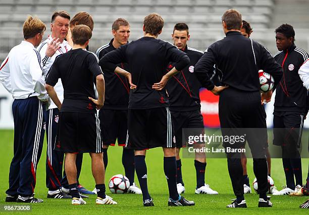 Luis van Gaal of Muenchen is seen with his players during a Bayern Muenchen training session at Stade de Gerland on April 26, 2010 in Lyon, France....