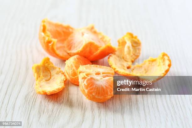 who ate the orange? - mandarijn stockfoto's en -beelden