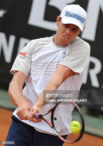 Sam Querrey returns a ball to French Julien Benneteau during their ATP Tennis Open match in Rome on April 26, 2010 in Rome. AFP PHOTO / ANDREAS SOLARO