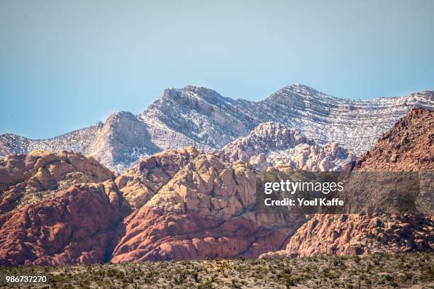 snowy red rock - kaffe stockfoto's en -beelden