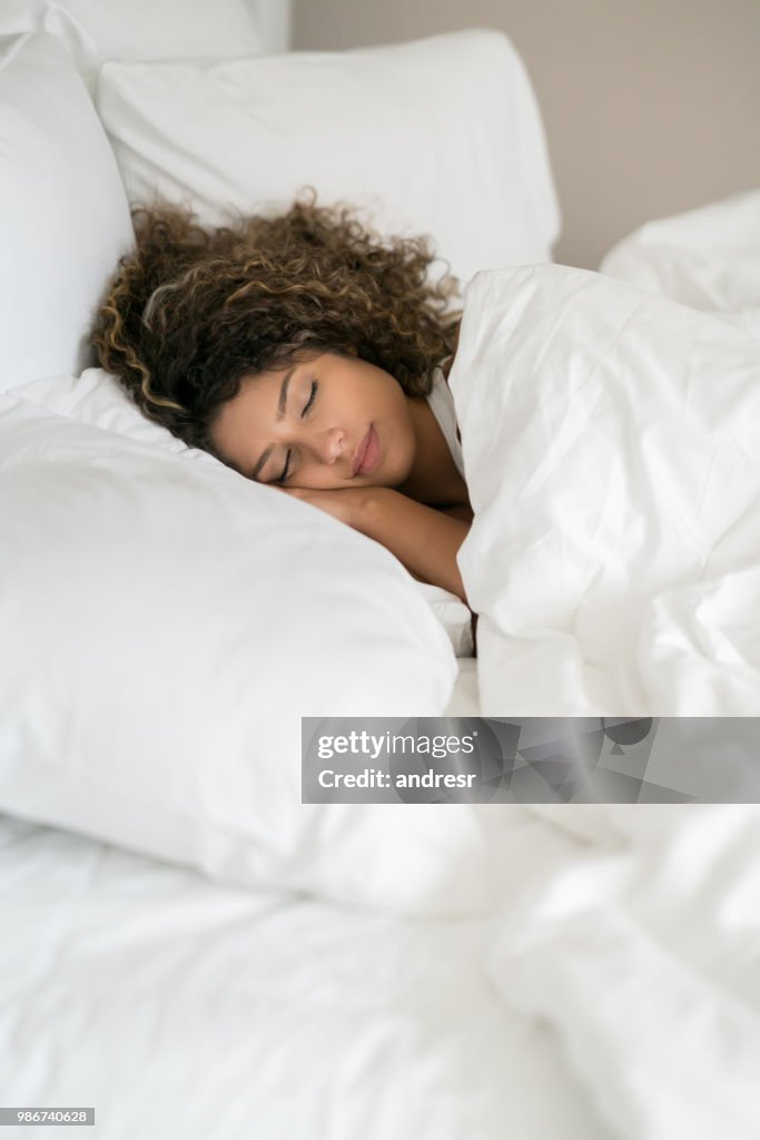 Porträt einer schönen Frau schlafen im Bett