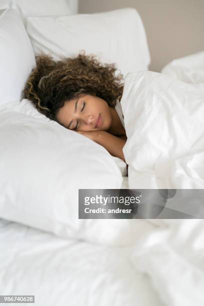 ritratto di una bella donna che dorme a letto - materasso foto e immagini stock