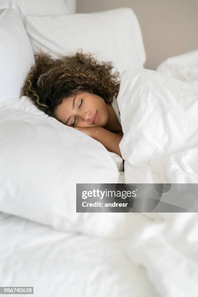 portret van een mooie vrouw slapen in bed - dekbed stockfoto's en -beelden