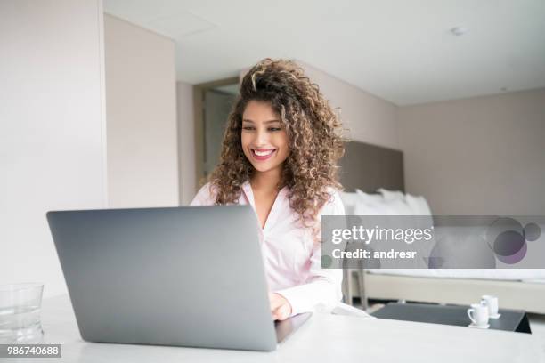 gelukkig zakenvrouw op een hotelkamer online werken - hostel room stockfoto's en -beelden