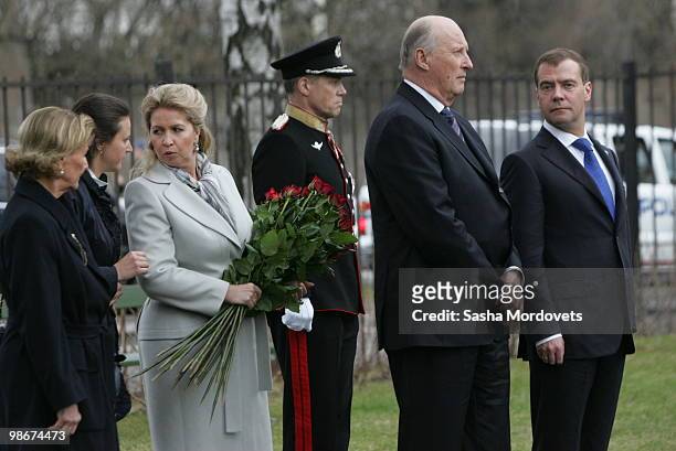 Russian President Dmitry Medvedev , his wife Svetlana Medvedeva , King Harald V and Queen Sonja of Norway visit a memorial for Soviet troops who died...
