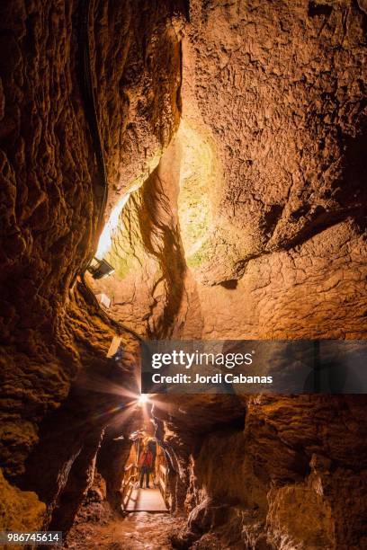 coves del toll - calcário rocha sedimentar imagens e fotografias de stock