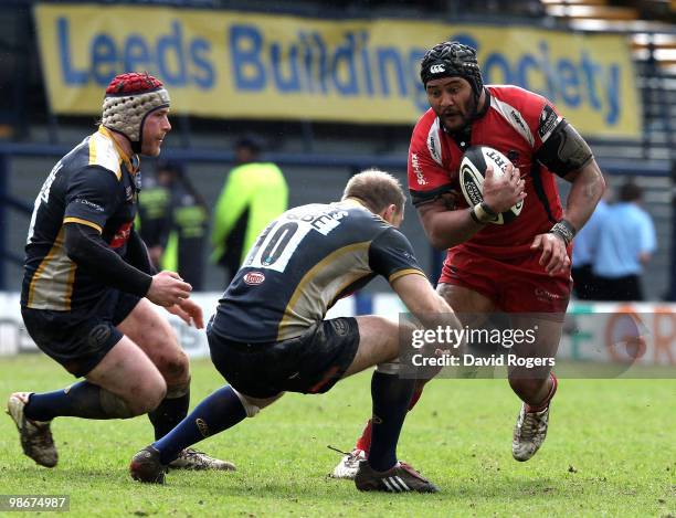 Sam Tuitupou of Worcester takes on Andy Titterrell and Ceiron Thomas during the Guinness Premiership match between Leeds Carnegie and Worcester...