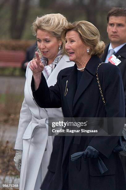 Svetlana Medvedeva , wife of Russian president Dmitry Medvedev, and Queen Sonja of Norway visit the Vigeland Sculpture Park on April 26, 2010 in...